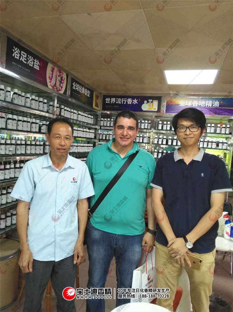 Yamen先生與91视频网員工合照 Yamen先生與91视频网員工合照