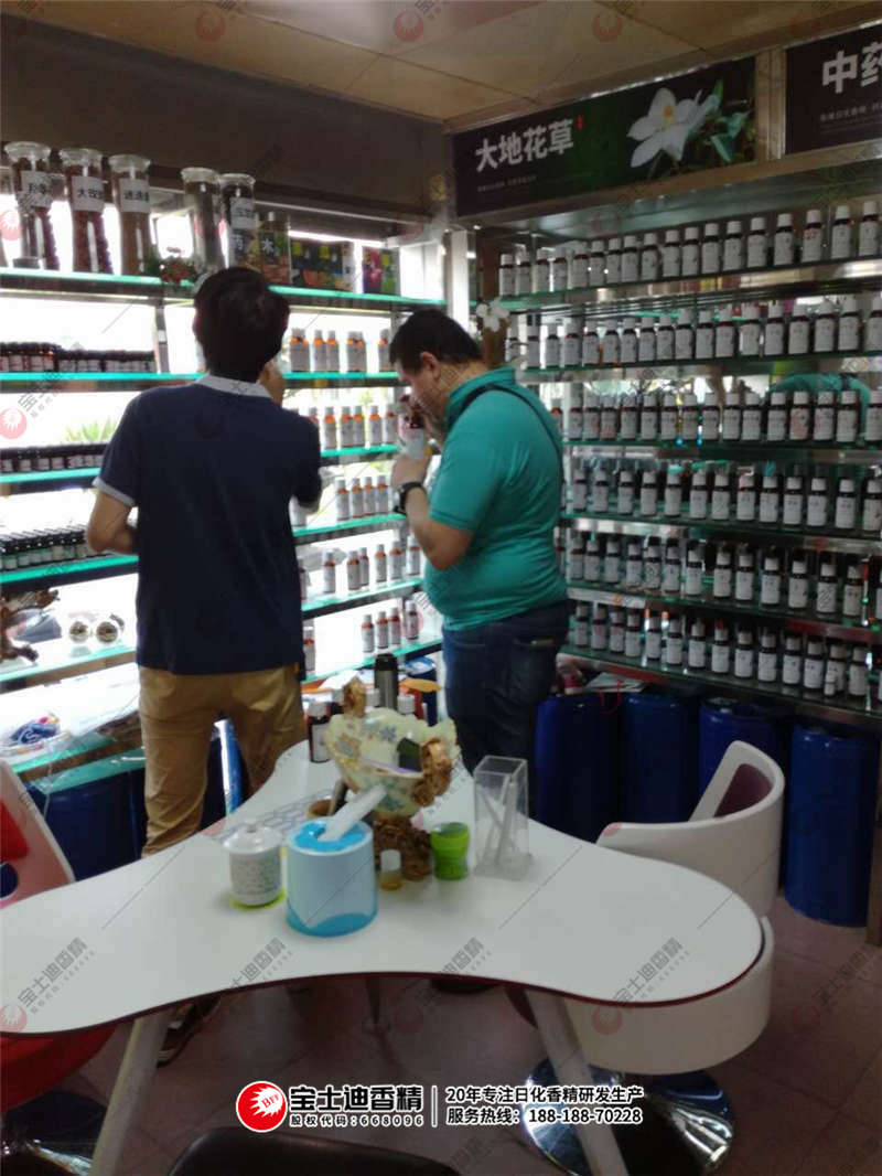 Yamen先生與寶士(shì)迪員工聞香(xiāng) Yamen先生與(yǔ)91视频网員(yuán)工聞(wén)香