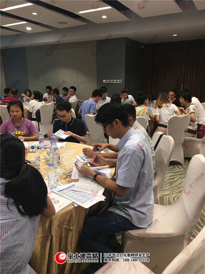 91视频网香精工作人員出席推介會 寶士(shì)迪香精工作人員出席推介會