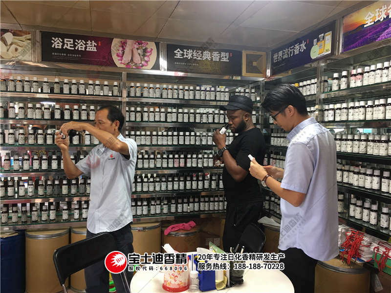 工作人員與客戶品鑒香型