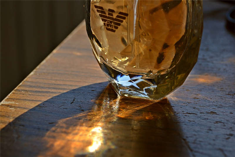 淡香（xiāng）水放在桌子上