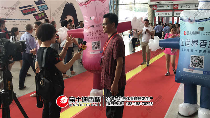 董事長接受采訪